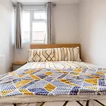 Amazing 3 Bedroom, 2 Bathroom, Ground Floor Flat With Garden, Near Train Station And Bus Stop
