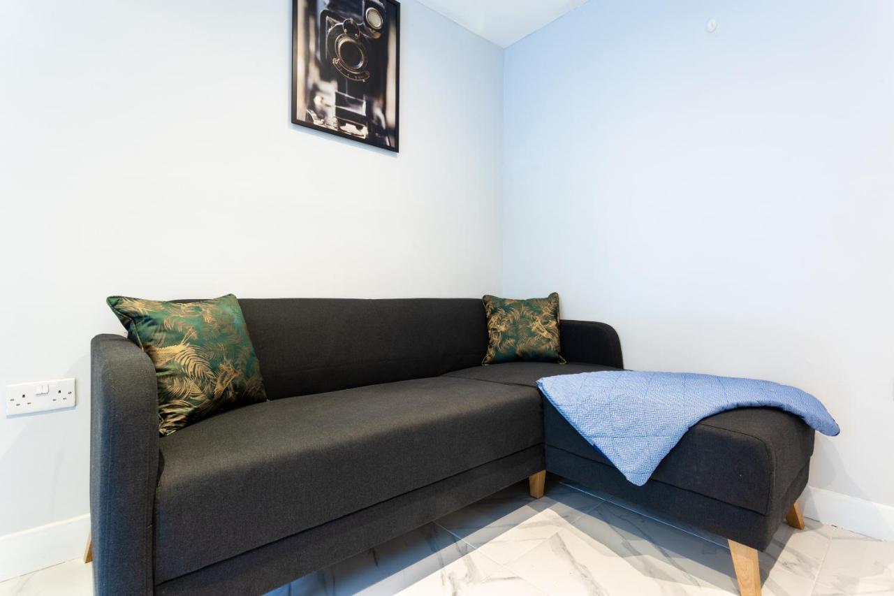 Amazing 3 Bedroom, 2 Bathroom, Ground Floor Flat With Garden, Near Train Station And Bus Stop Vilă