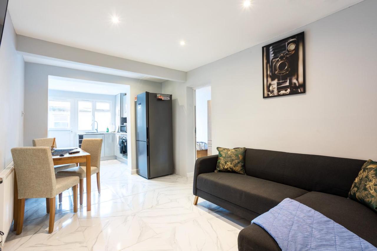 Vilă Amazing 3 Bedroom, 2 Bathroom, Ground Floor Flat With Garden, Near Train Station And Bus Stop