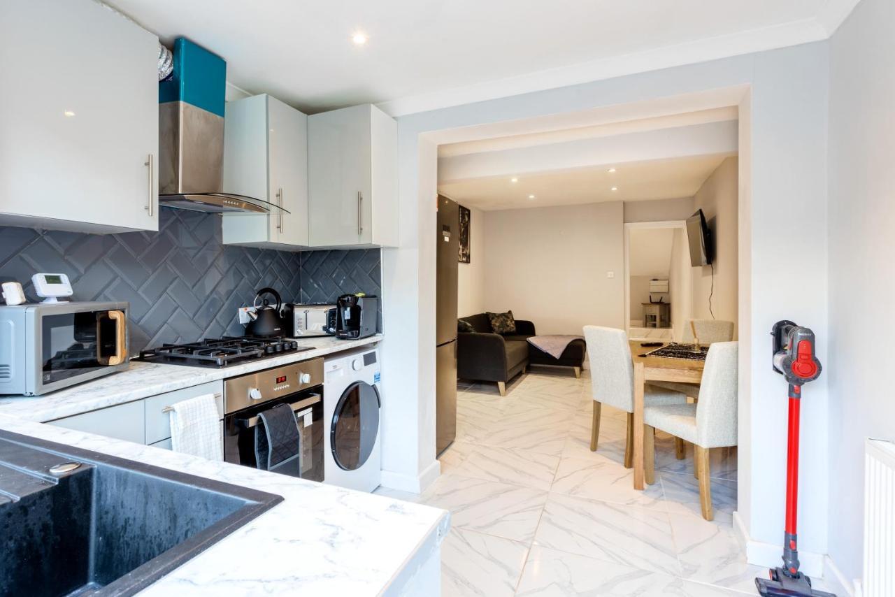 Amazing 3 Bedroom, 2 Bathroom, Ground Floor Flat With Garden, Near Train Station And Bus Stop Vilă *
