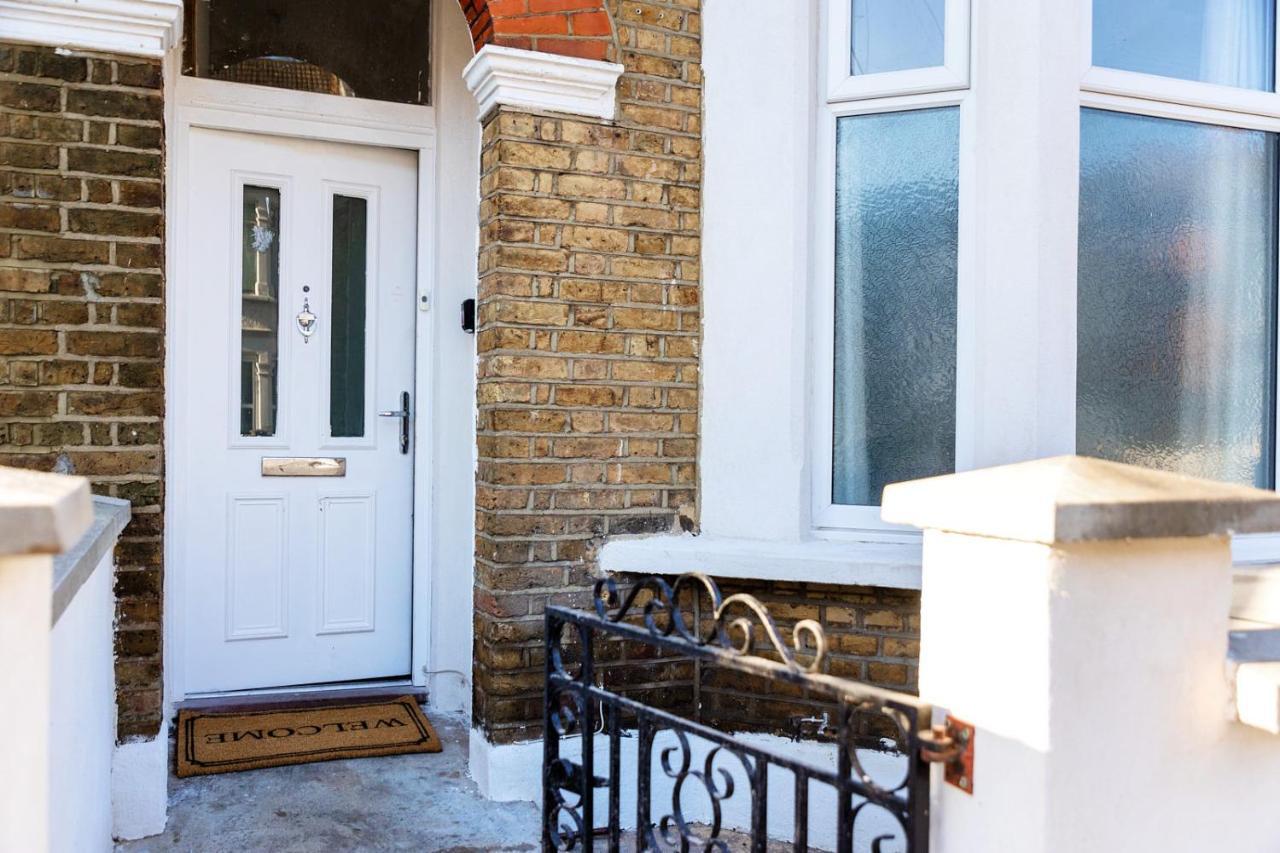 Amazing 3 Bedroom, 2 Bathroom, Ground Floor Flat With Garden, Near Train Station And Bus Stop Vilă