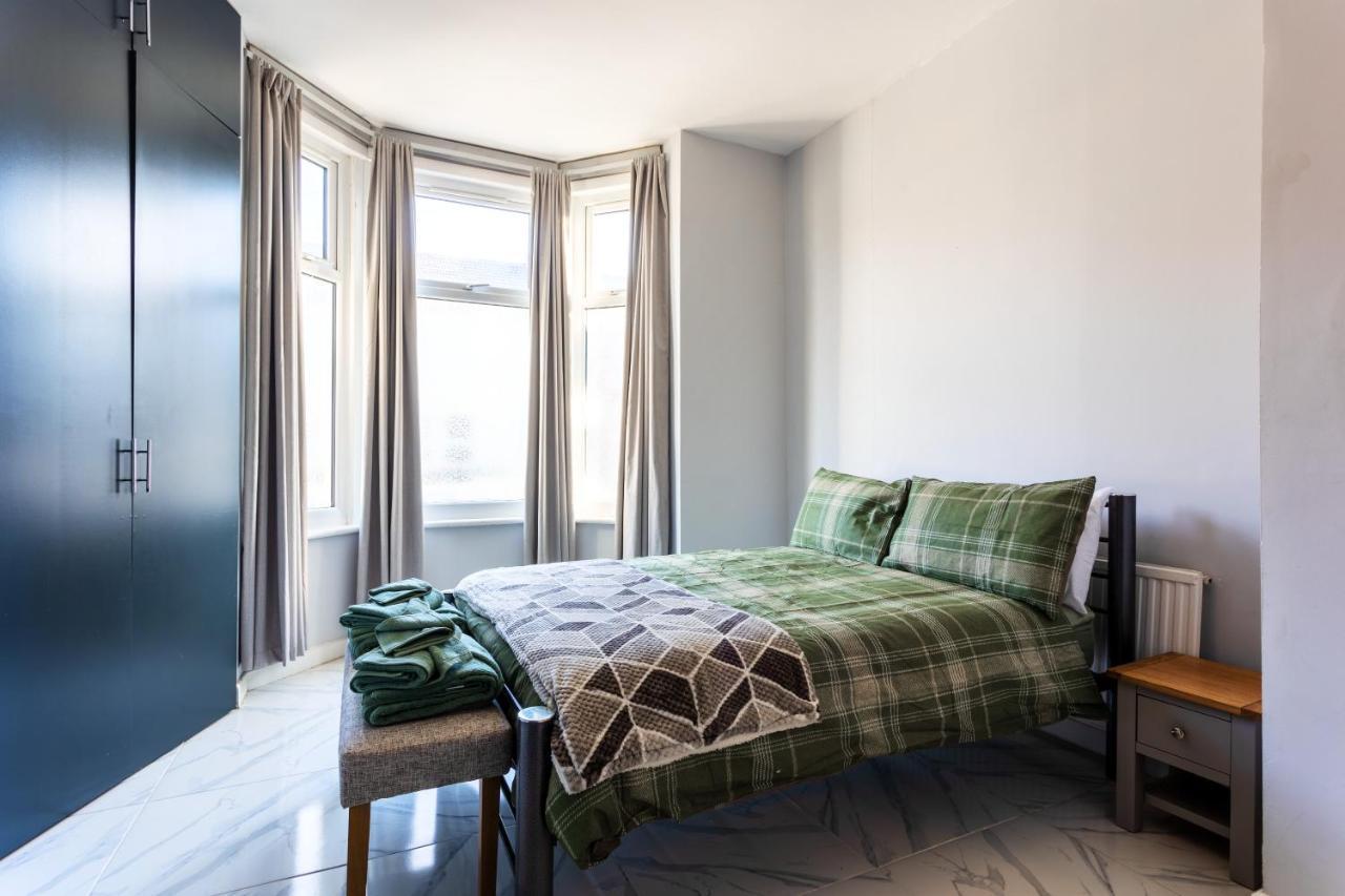 Amazing 3 Bedroom, 2 Bathroom, Ground Floor Flat With Garden, Near Train Station And Bus Stop Vilă