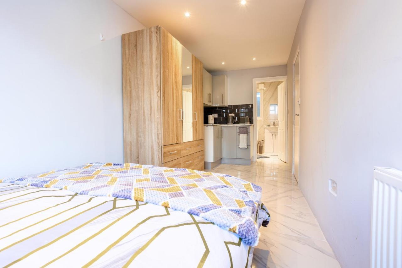 Vilă Amazing 3 Bedroom, 2 Bathroom, Ground Floor Flat With Garden, Near Train Station And Bus Stop Londra