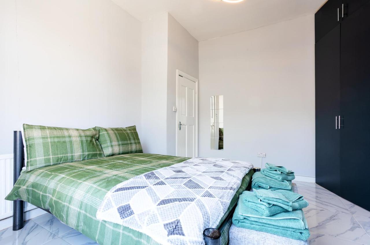 Amazing 3 Bedroom, 2 Bathroom, Ground Floor Flat With Garden, Near Train Station And Bus Stop Vilă