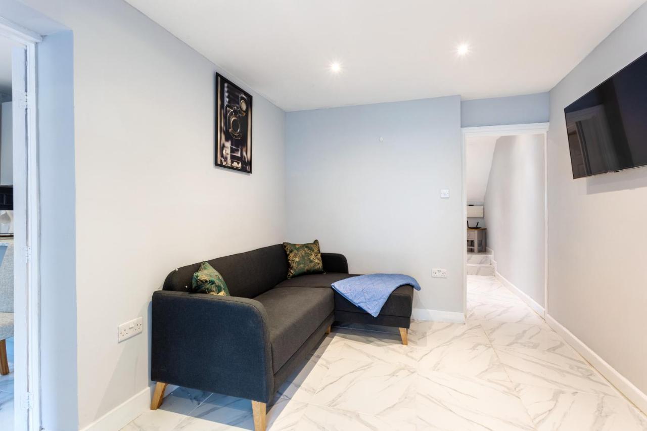 Vilă Amazing 3 Bedroom, 2 Bathroom, Ground Floor Flat With Garden, Near Train Station And Bus Stop