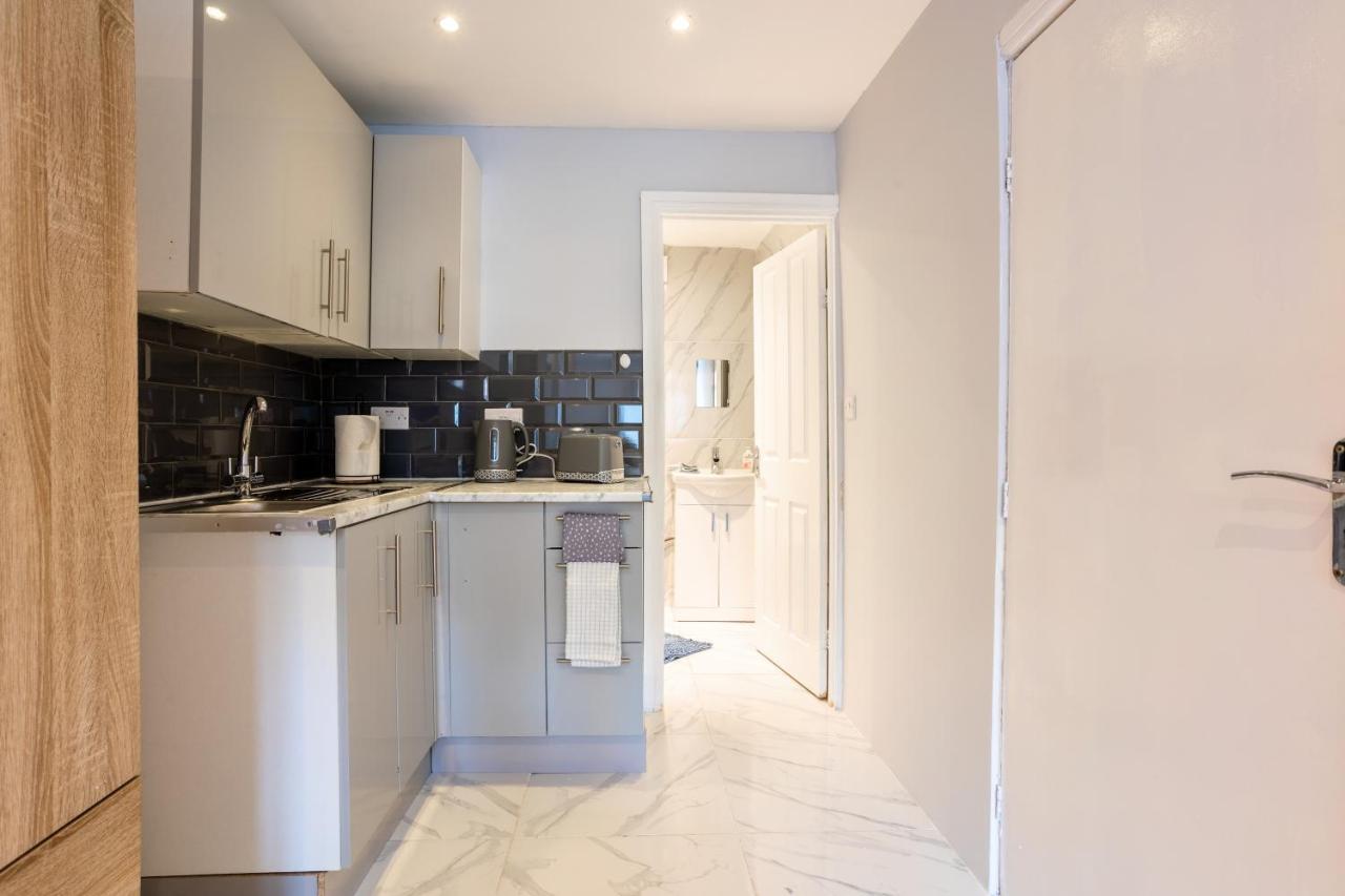 Amazing 3 Bedroom, 2 Bathroom, Ground Floor Flat With Garden, Near Train Station And Bus Stop Vilă Londra